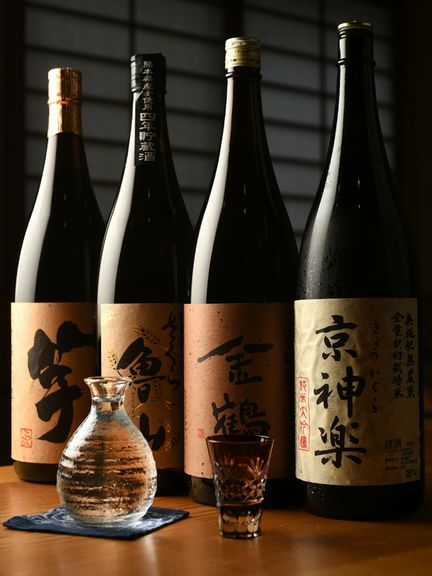 料理のおいしさを際立たせる、日本酒や焼酎を厳選して提供
