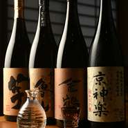 無施肥無農薬栽培の酒米を使った「京神楽」をはじめ、料理によく合う日本酒や焼酎を厳選。繊細な和食にそっと寄り添い、そのおいしさを引き立てる銘酒が揃っています。料理とお酒の素敵なマリアージュを楽しんで。