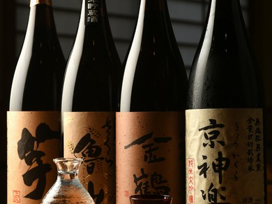 料理のおいしさを際立たせる、日本酒や焼酎を厳選して提供