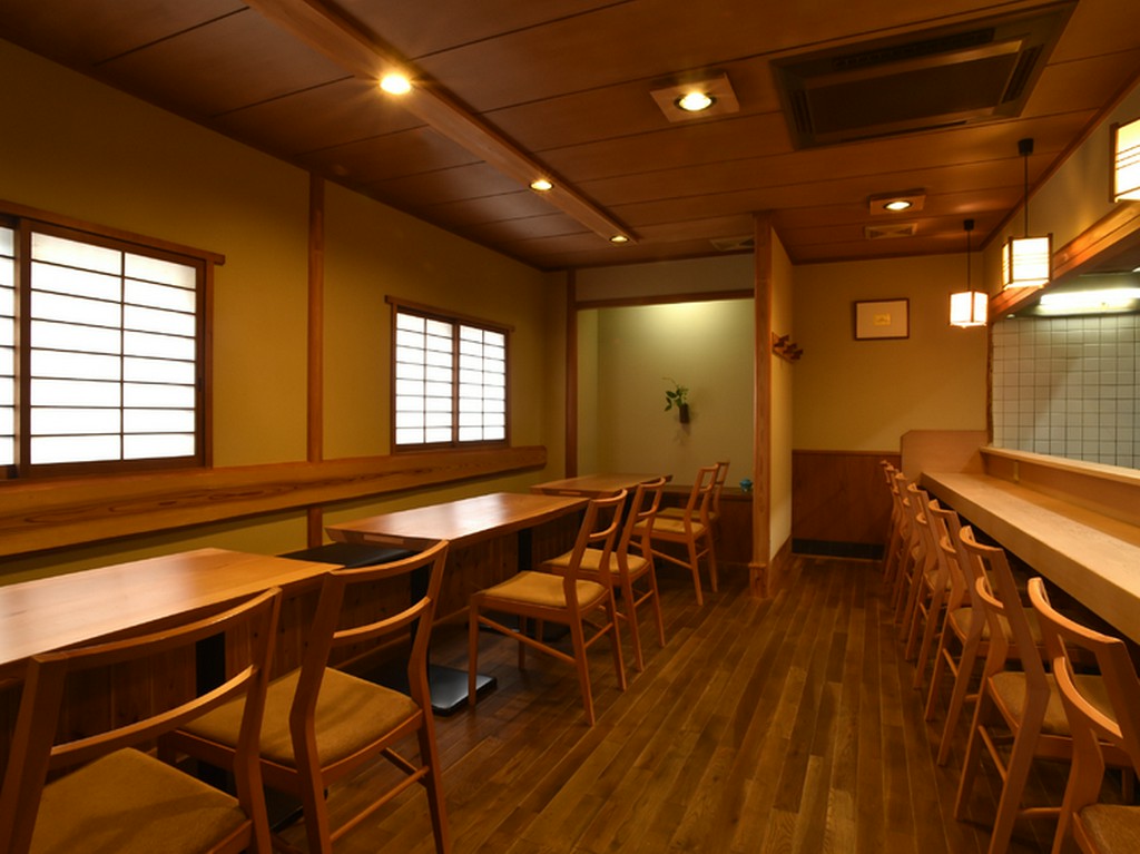 木をふんだんに使った内装が、温もりのある雰囲気を演出