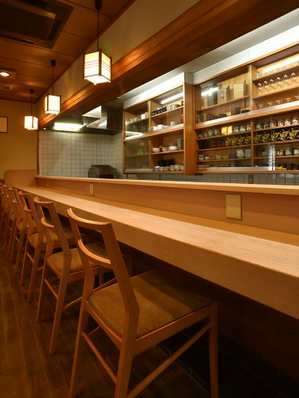 料理人の手さばきを眺めながら、カウンター席で落ち着いたデート