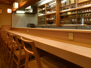 料理人の手さばきを眺めながら、カウンター席で落ち着いたデート