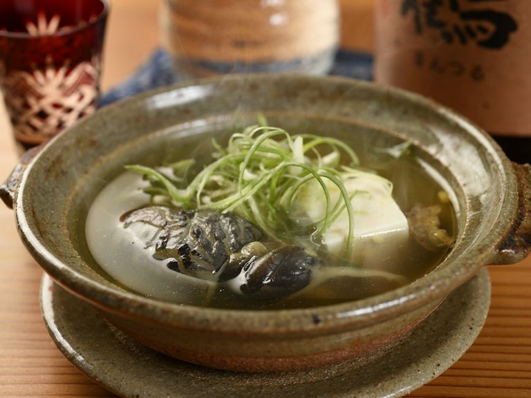 澄み切ったスープに旨みが溶け出した『すっぽん小鍋』