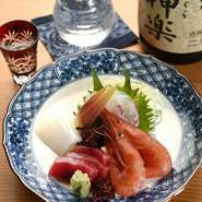 京都の中央市場直送の鮮魚店から毎日仕入れる魚介は、どれも上質で新鮮そのもの。まずはその日のオススメを聞いて、旬の味わいを存分に楽しんで。よく冷えた日本酒と一緒に味わえば、おいしさもひとしおです。