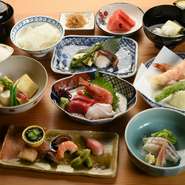 前菜、お造り、お吸い物、炊き合わせなど、約9品の彩り豊かな料理が供される見た目も華やかな会席コース。四季折々の食材を生かした本格的な京都の割烹料理を、リーズナブルな値段で気軽に味わえます。