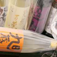 店主自ら地酒を仕入れに行くことあるほどのこだわりよう。『旭　蔵舞』や『超亀の尾　蔵舞』といった北海道では珍しい京都【弥栄鶴】の日本酒が数多く揃えられており、日本酒好きに好評です。