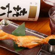 九州から仕入れた食材が自慢。特に、香り・旨み・歯ごたえのバランスが整った宮崎県産 黒岩土鶏の『大手羽焼き』は必食。元気な声が飛び交う賑やかな雰囲気ながら、どこか落ち着く店内でゆっくり酒肴を楽しめます。