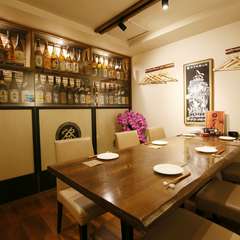 飲み比べも楽しめる。白を基調とした店内には焼酎がズラリ