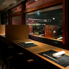 特別な日に、夜景を眺めながらしっとりとした大人のデート