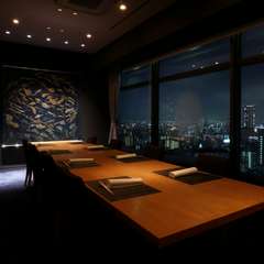 大きな窓から大阪市街を望める個室を5つ完備