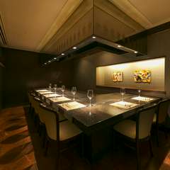 人数に合わせて利用できる、鉄板付きカウンターの個室