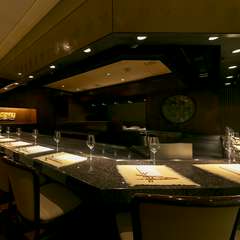 大きな鉄板付きカウンターは12席×1ヶ所、5席×1ヶ所