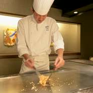 基本カウンター席ですので、お客様には「美味しい」、「楽しい」、「見せる」を心掛けています。調理風景をお客様に見ていただき、お客様とのコミュニケーションも大切に。