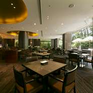 リーガロイヤルホテル（大阪）のウエストウイング1Fにあるエレガントなホテルレストラン。庭園の緑ときらめく水面が調和する空間で過ごす時間は、日頃の疲れを忘れてリフレッシュするのに最適です。