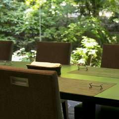 日本庭園で流れる水や緑が楽しめる窓際の席