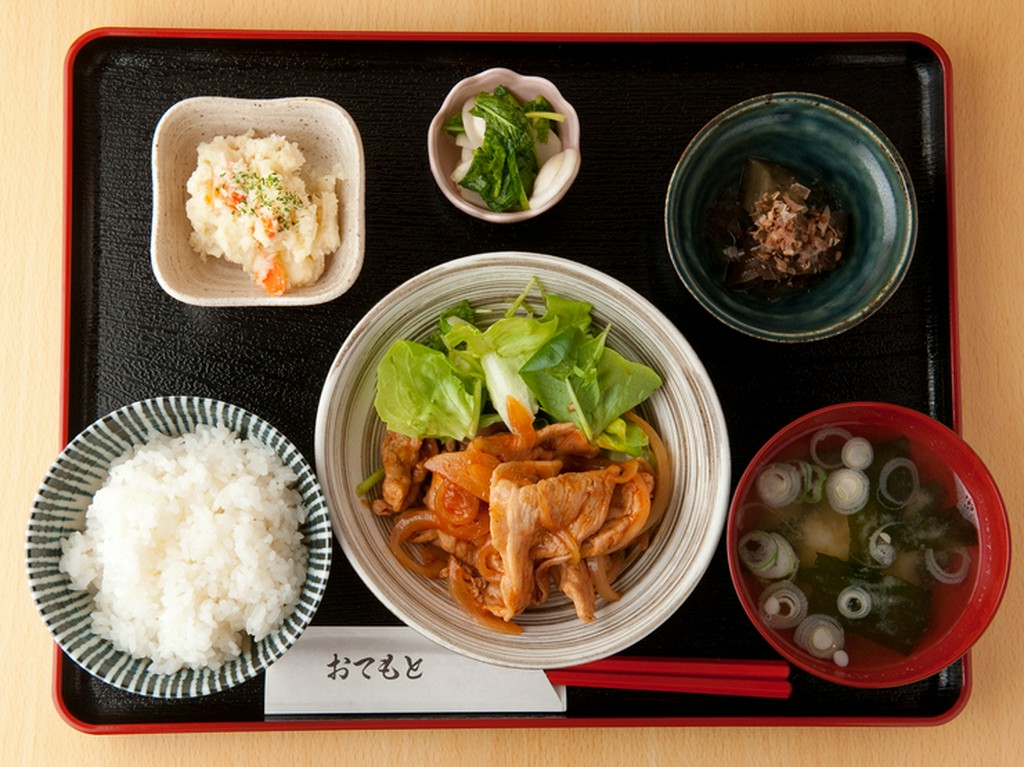 ヘルシーでボリュームもある定食はごはんの大盛無料