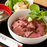 ちょっと贅沢な『ローストビーフ丼（サラダ、みそ汁付）』1280円が登場することもあります。家庭的でボリュームのある肉料理を常に提供し、若い世代の男性・女性に人気です。