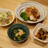 旬の素材を使った一品料理は毎日7～8種類仕込み、その多くは380円で提供しています。素朴なおそうざいから手間をかけた肉料理まで、おいしく食べれば身も心も癒されます。