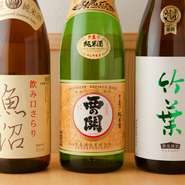 旬の素材と天然のだしの旨味を活かした家庭的な和食に合う、すっきりした飲み口の日本酒を品揃えしています。一品料理が豊富でお酒好きも満足できます。
