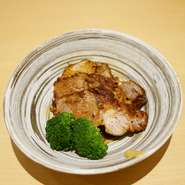 八角と花椒、紹興酒、日本酒、みりんでじっくり煮込んである人気メニュー