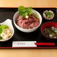 ちょっとごちそう感のある肉料理も定食でリーズナブルに食べられます。『ハンバーグ』『すき焼き』なども大変人気です。