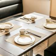 甕出しの紹興酒は、料理との相性も抜群です。上海で人気の石庫門（スーコンモン）の紹興酒は、5年・8年・12年・20年ものをご用意。奥深い味わいをご堪能頂けます。