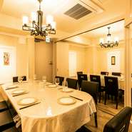 店内は白を基調とした、シンプルかつお洒落な憩いの空間。居心地の良い雰囲気の中、ゆったりとお食事をご満喫頂けます。ご家族の集まりやご友人との会食など、多彩な用途でご活用ください。