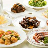 お店では毎年10月から1月までの期間限定で、上海ガニのコースをリーズナブルなお値段でご提供。平成13年には人気テレビ番組「出没！アド街ック天国」で紹介され、お客さまからも大好評を頂いているのだとか。

