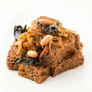 上海出身の店長が子どもの頃から食べていたという『中華風麩と干百合の花の醤油風前菜』。甘みの強い醤油味は、上海出身の方には懐かしく、日本人にも馴染みの深い味わい。お店でその味をお確かめください。