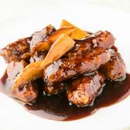 豚バラでつくる『黒酢の酢豚』は、豚肉のジューシーさと酸味と甘みが合わさって、絶品の味わいに。後ひくおいしさをお楽しみあれ。