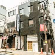 店内は白を基調とした、シンプルかつお洒落な憩いの空間。カジュアルな会食からご家族でのお食事まで、多彩なシーンでご利用ください。おいしい料理とお酒をご用意してお待ちしております。

