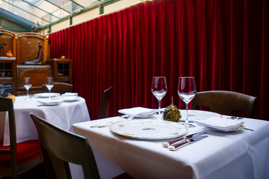 フランスでの修業時代に蚤の市で集めたコレクションが店を彩る