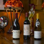 ワインはフランス産のみをセレクトし、およそ100種類をラインナップ。ブルゴーニュを中心としつつもフランス全土を網羅し、ぶどうの品種や価格帯など、タイプもさまざまなワインを取り揃えています。