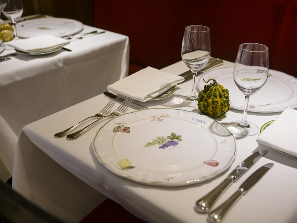 ハンドペイントで絵付けしたフランス・ムスティエの特注皿