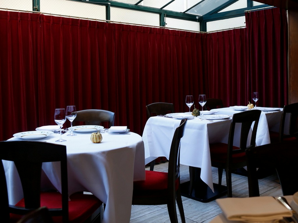 ランチとディナーで雰囲気が異なる、くつろぎの空間