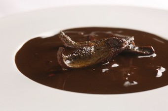 シンプルのなかに美味しさを究めた『山鳩のロースト サルミソース』