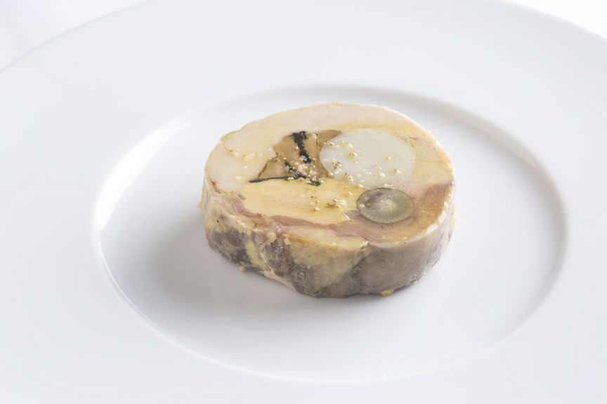 さまざまな食感、味わいが楽しい『ホロホロ鳥 フォワグラ 里芋 木の子 牛蒡のガランティーヌ』