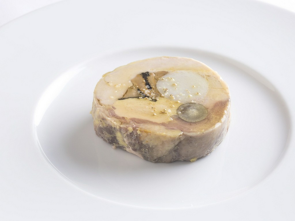 さまざまな食感、味わいが楽しい『ホロホロ鳥 フォワグラ 里芋 木の子 牛蒡のガランティーヌ』