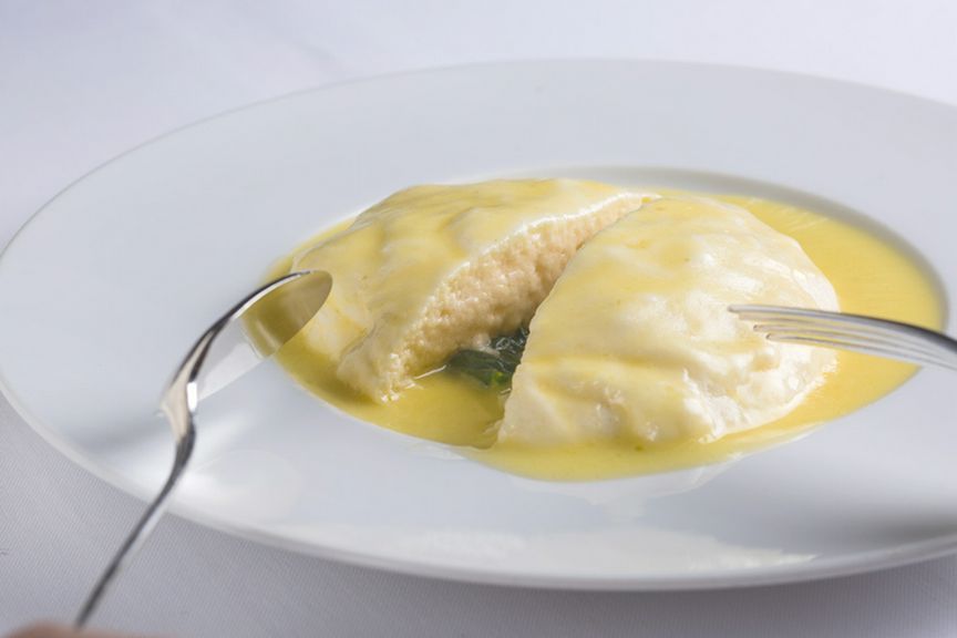 鱧のフォンでつくったブールブランソースが決め手となる『鱧のスフレ』