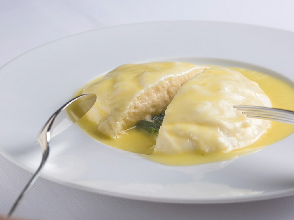 鱧のフォンでつくったブールブランソースが決め手となる『鱧のスフレ』