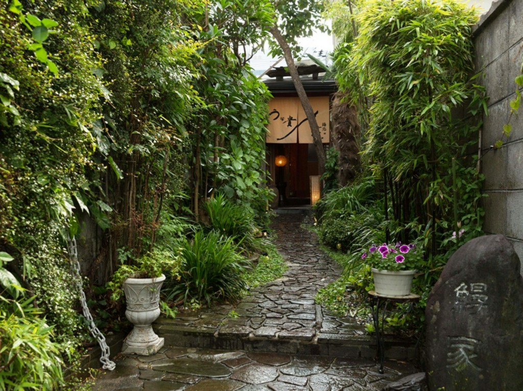 玄関までのアプローチも長い、一軒家の佇まいが魅力的