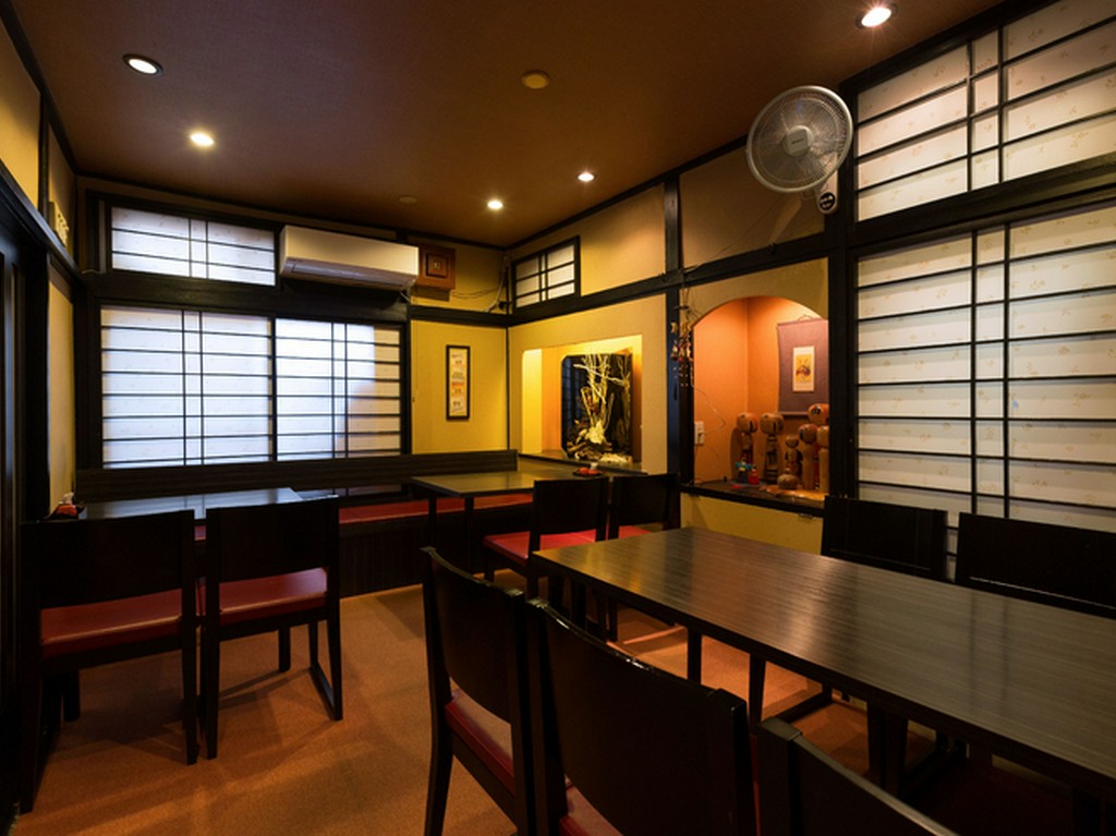 カジュアルに楽しめる、テーブル席は1階に