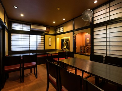 カジュアルに楽しめる、テーブル席は1階に