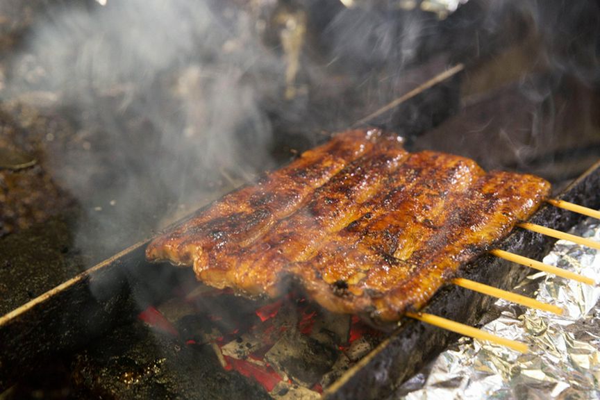 高級な紀州備長炭を惜しまず、その炭火だけで焼く