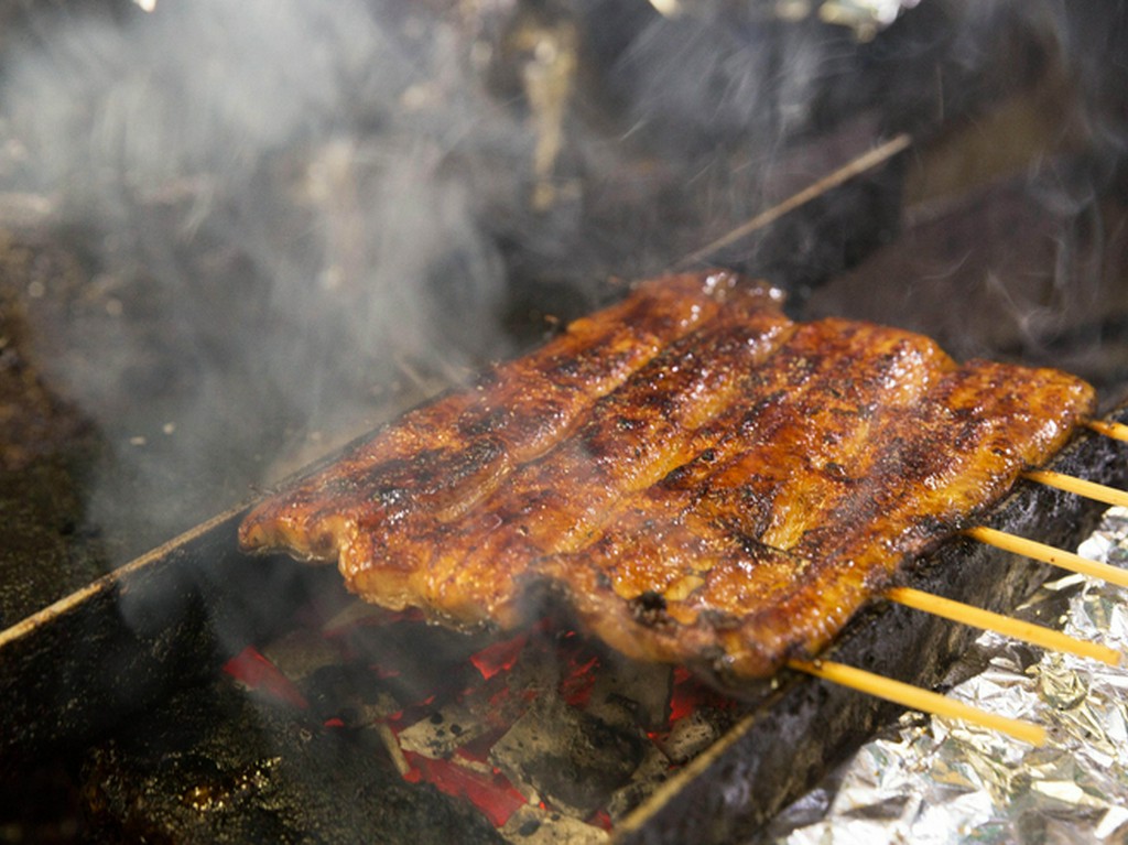 高級な紀州備長炭を惜しまず、その炭火だけで焼く