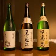 宮城『墨廻江 純米吟醸 中垂れ』をはじめ、日本酒はなかなかお目にかかれない銘柄も多数。肴と握りに合う辛口を主にラインアップしています。『萩の鶴 純米吟醸 別仕込 夏の猫ラベル』など、季節限定も充実。