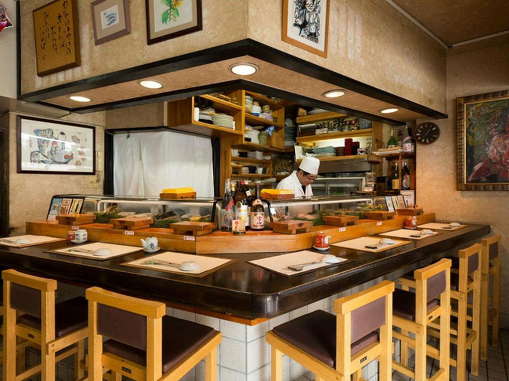 わずか7席のカウンターは、店主との会話も愉しい特等席