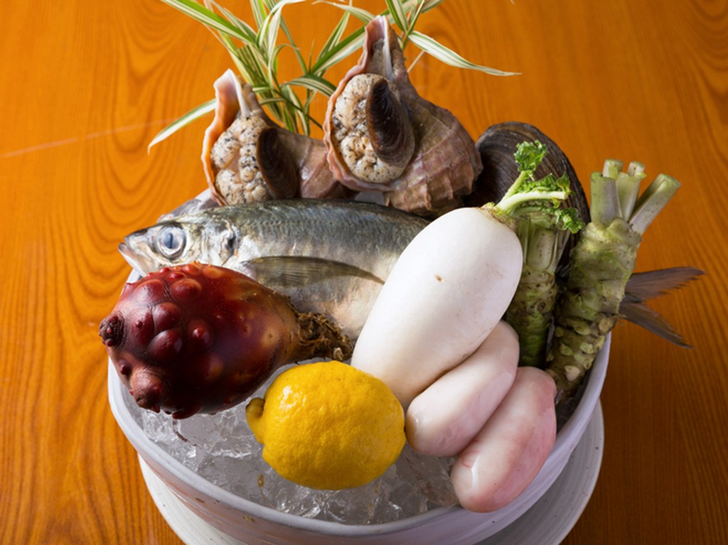 山海の美味に恵まれた地元の食材を主に使っています