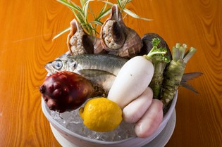 山海の美味に恵まれた地元の食材を主に使っています