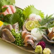 「愛媛県八幡浜から直送の鮮魚」のほか、黒毛和牛やジビエなど、すべての食材をこだわって選び抜いています。どのメニューも素材本来の味を大切に調理しています。